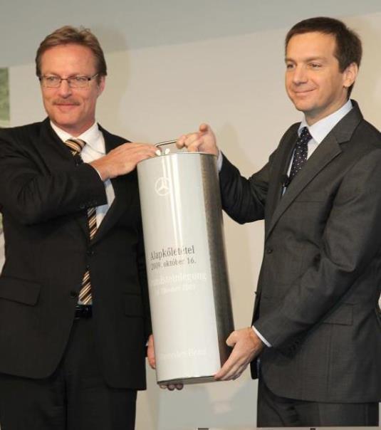 Ungarns Ministerpraesident Gordon Bajnai (rechts) und Rainer Schmueckle, Chief Operating Officer von Mercedes-Benz Cars bei der heutigen Grundsteinlegung fuer das neue Werk in Kecskemet.